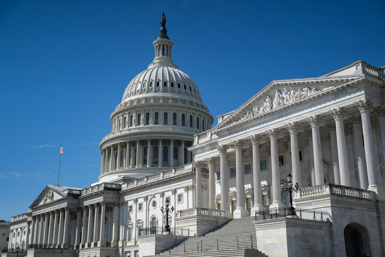 The United States Capitol Building under a Clear Blue Sky O1R Jnh_Shk